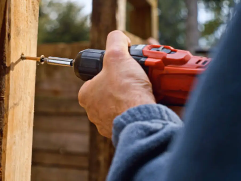 Schraube in Holz einbauen