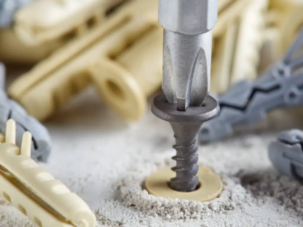 Schraubenlöcher mit Dübeln reparieren