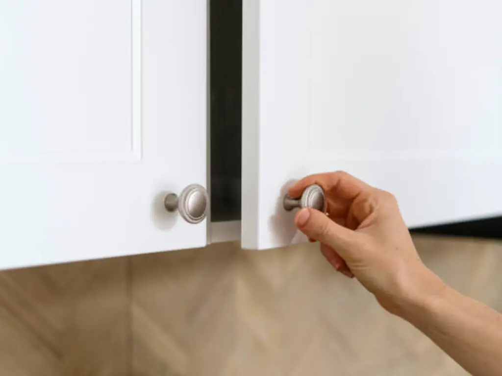 small drawer pulls for upper cabinet