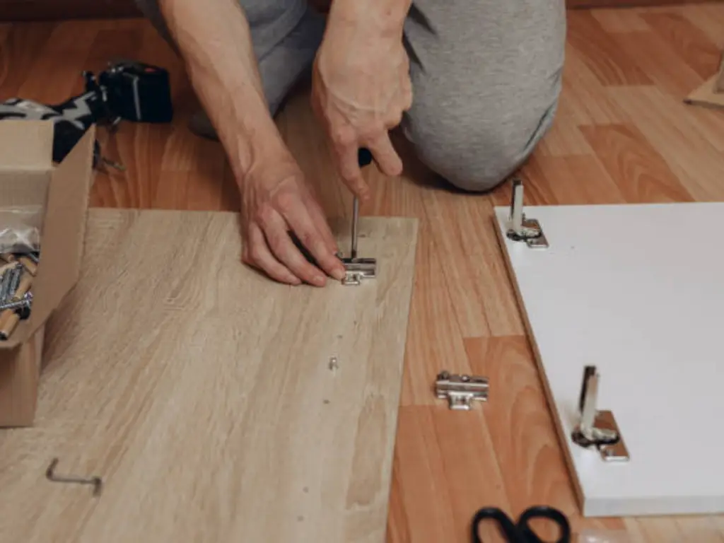 choosing proper hinges for cabinet