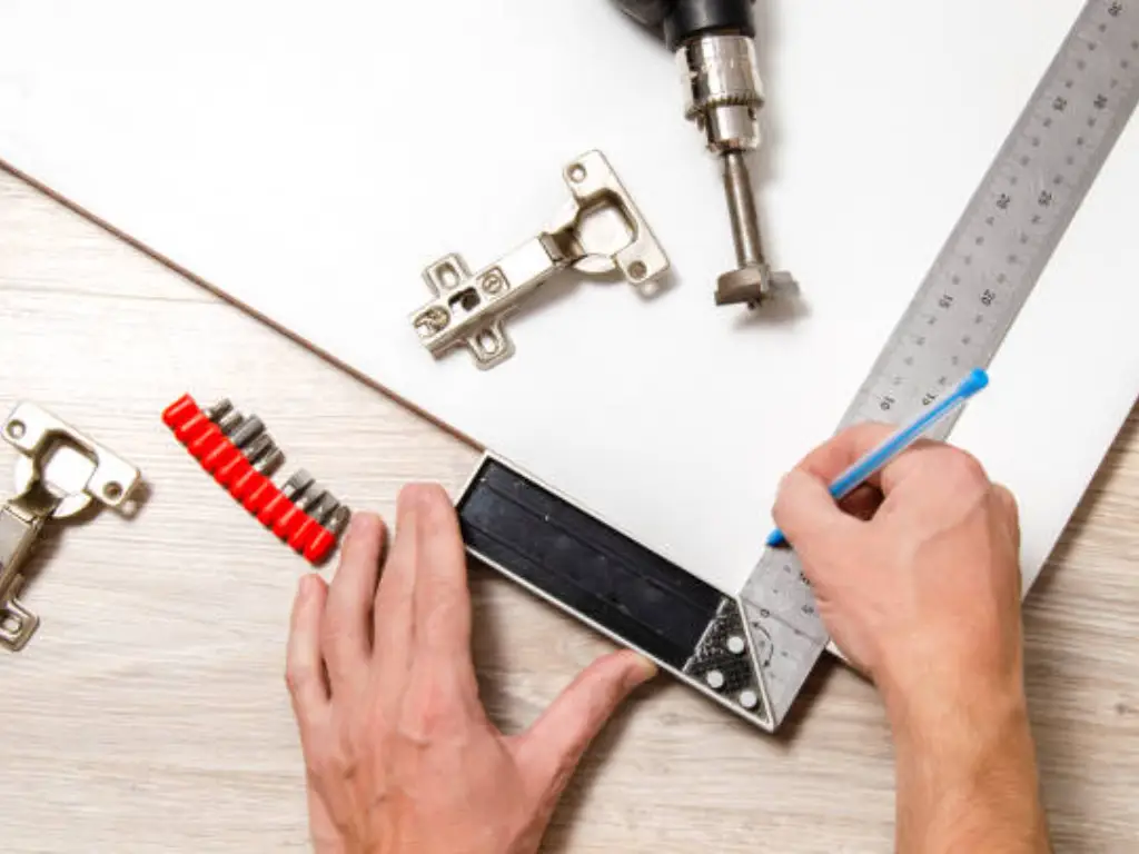 utilizzare una penna per tracciare un segno sul nastro